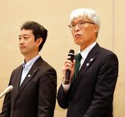 　成田空港の滑走路新設を巡る協議会後、取材に応じるＮＡＡの藤井直樹社長（右）＝１０日午前、千葉県成田市