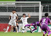 ＦＣ岐阜×藤枝＝後半、自陣ゴール近くでボールを奪い、ピンチの芽を摘み取るＦＣ岐阜のＤＦ菊池＝長良川競技場