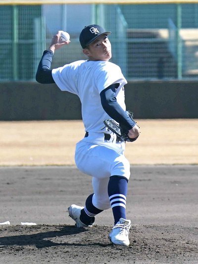 練習試合で登板する大垣日大のエース竹岡＝１２日、大垣北公園
