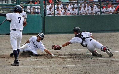 大垣日大×岐阜城北＝３回表大垣日大１死二塁、高川の中前適時打で二走松井が生還＝大野レインボー