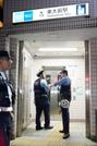 　東京メトロ南北線東大前駅の出入り口付近に集まる警察官＝７日午後８時３分、東京都文京区