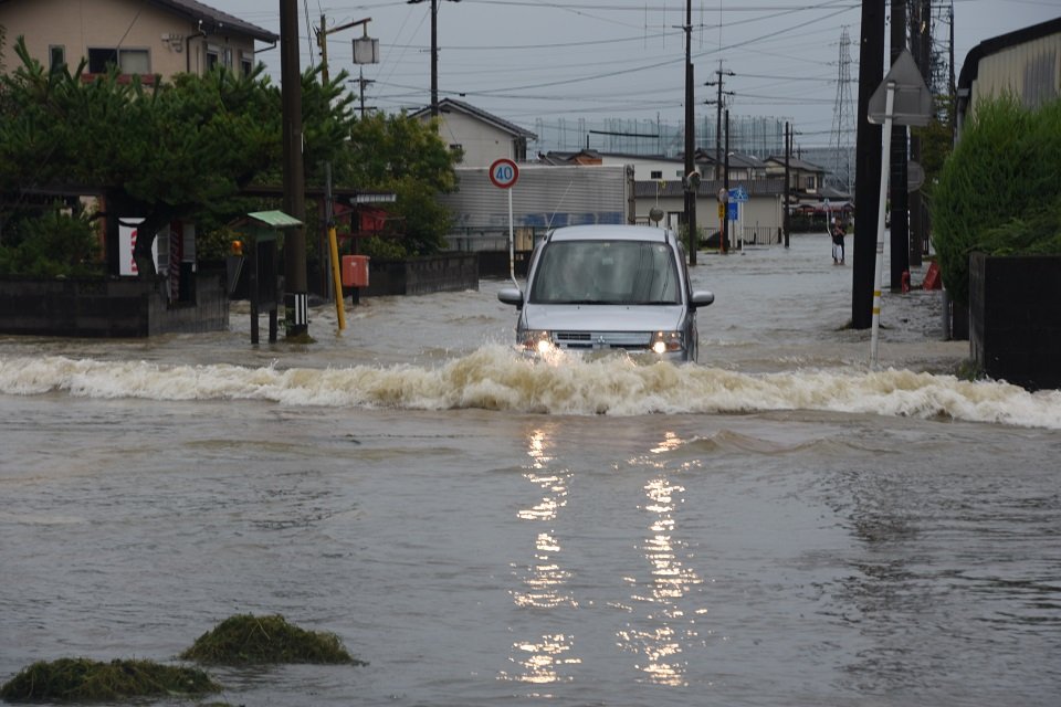 冠水した道路を走る車＝岐阜県池田町