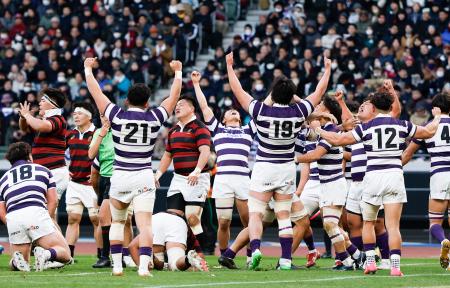 　ラグビーの第６２回全国大学選手権決勝で早稲田大に２２―１０で勝ち、喜ぶ明治大フィフティーン。７大会ぶり１４度目の大学日本一に輝いた＝１１日、東京・ＭＵＦＧスタジアム（国立競技場）