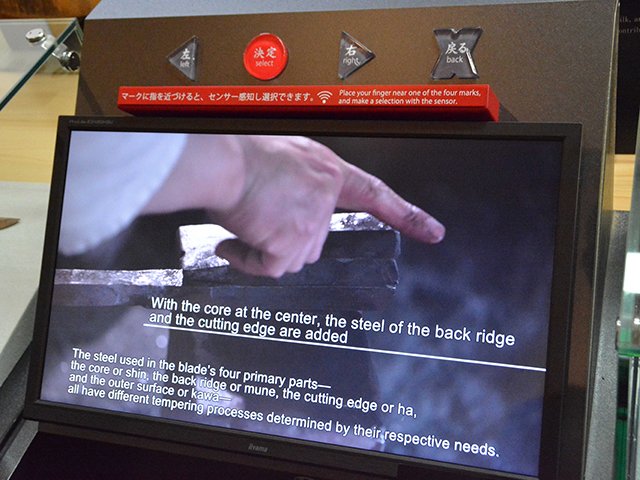 四つのボタンをセンサー式に切り替えたモニター。映像も新たに制作し、英語バージョンを加えた＝同