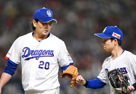 　６回を終え、二塁手田中（右）とタッチする中日・涌井＝バンテリンドーム