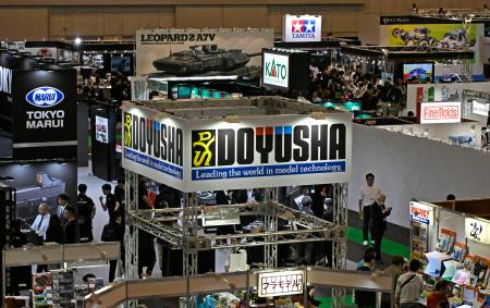 　静岡市内の展示施設で開幕した国内最大級の模型見本市「第６３回静岡ホビーショー」＝１４日午後