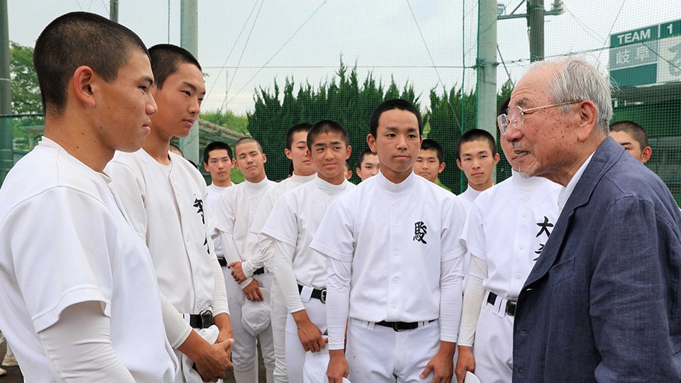 野球部員を激励する森祇晶さん（右）＝岐阜市大縄場、岐阜高校