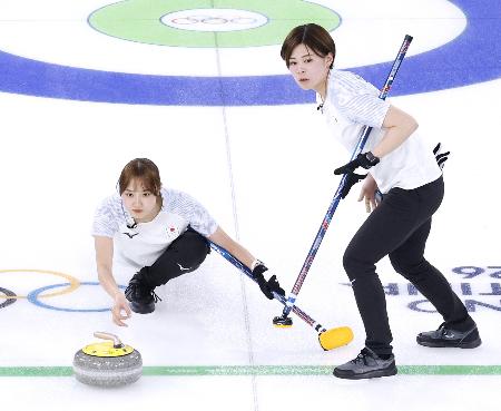 　ミラノ・コルティナ冬季五輪のイタリア戦でショットを放つカーリング女子日本代表で最年少の小林未奈（左）＝１７日、イタリア・コルティナダンペッツォ（共同）