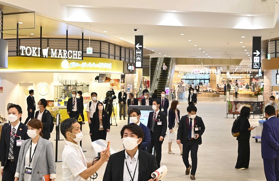 内覧会で報道関係者らに公開された店内＝土岐市土岐津町土岐口、イオンモール土岐