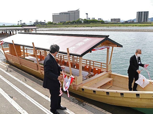 除幕され、「蒼雲丸」と命名された新造船＝岐阜市湊町、鵜飼観覧船乗り場