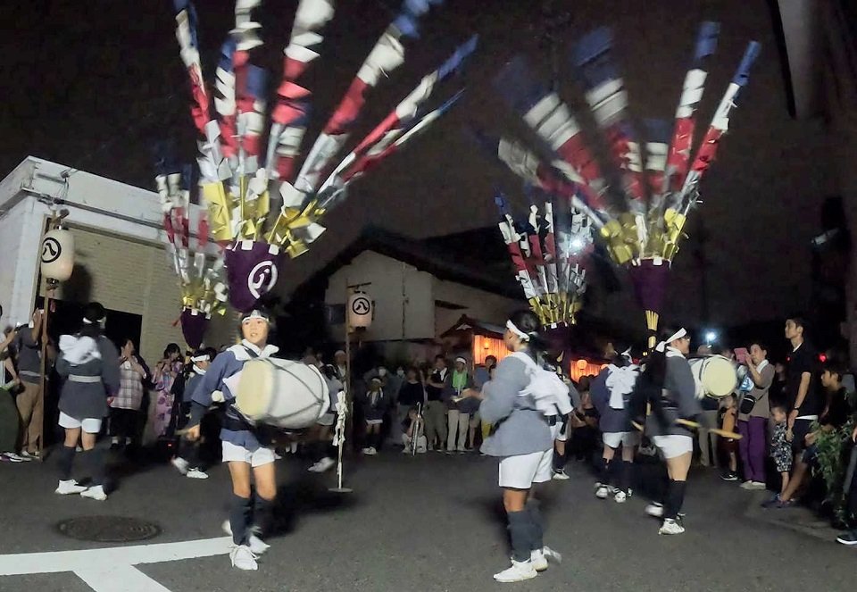 芭蕉踊りを奉納する子どもら＝羽島郡笠松町円城寺