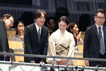 　第８１回文化庁芸術祭オープニング公演の歌舞伎「本朝廿四孝―筍掘り―」を鑑賞するため、会場に到着された秋篠宮ご夫妻＝１日午後、東京都渋谷区の新国立劇場（代表撮影）