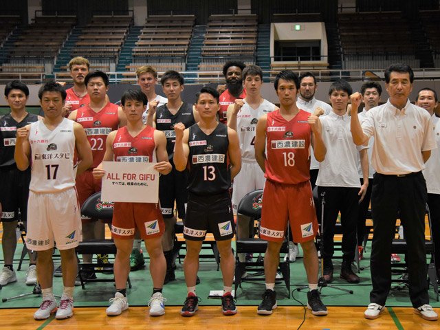 今季に向け、飛躍を誓い意気込む岐阜スゥープスのメンバーら＝ＯＫＢぎふ清流アリーナ