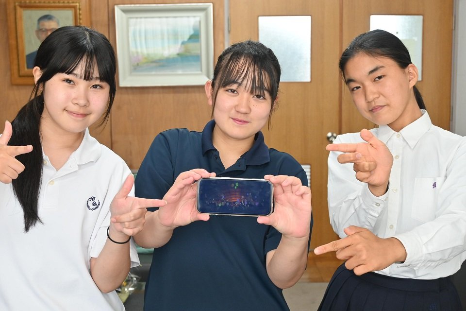 撮影した動画をアピールする本巣松陽高校の生徒たち＝本巣市仏生寺、本巣松陽高校