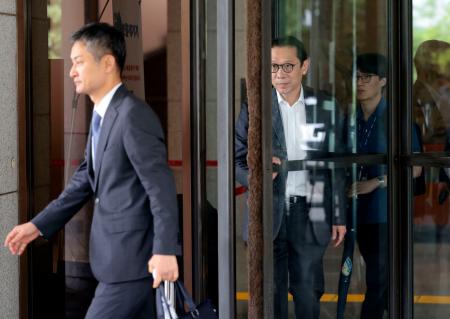 　韓国サムスン電子の李在鎔会長の無罪判決が確定し、最高裁を出る李会長の弁護団＝１７日、ソウル（聯合＝共同）