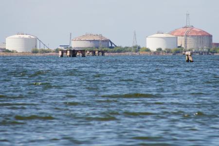 　ベネズエラ北西部の石油貯蔵タンク＝７日（ＡＰ＝共同）