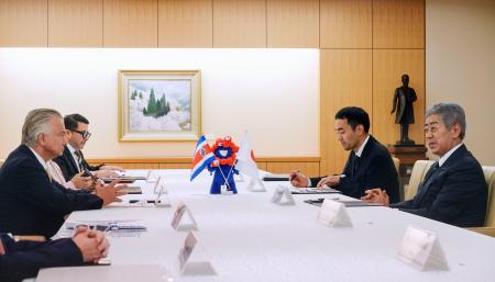 　会談する岩屋外相（右端）とコスタリカのアンドレ外相（左端）＝２４日午後、外務省