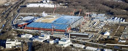 　次世代半導体の量産を目指すラピダスの工場＝３月、北海道千歳市