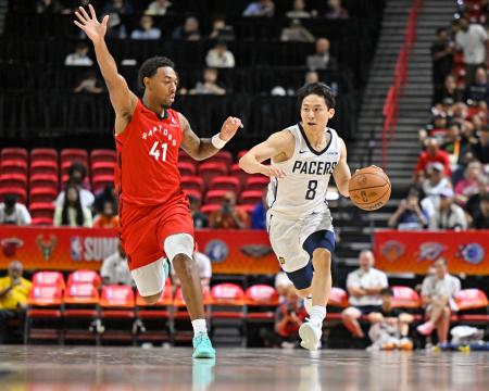 　ラプターズ戦で、ドリブルで攻め込むペーサーズの河村（右）＝ラスベガス（ＮＢＡＥ・ゲッティ＝共同）
