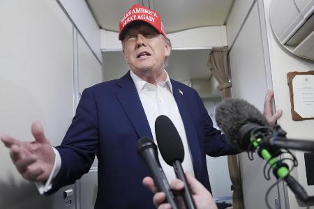 　米大統領専用機内で記者団に話すトランプ大統領＝４日（ＡＰ＝共同）