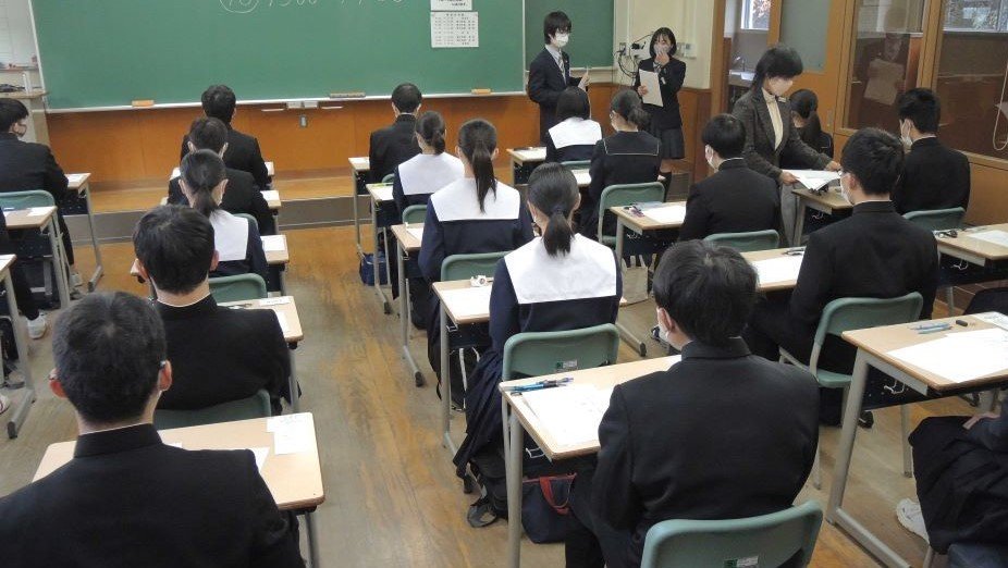 問題が配付され、試験開始を待つ受験生たち＝岐阜市鴬谷町、鴬谷高校