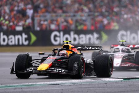 　英国ＧＰ決勝で走行するレッドブルの角田裕毅＝シルバーストーン（ゲッティ＝共同）