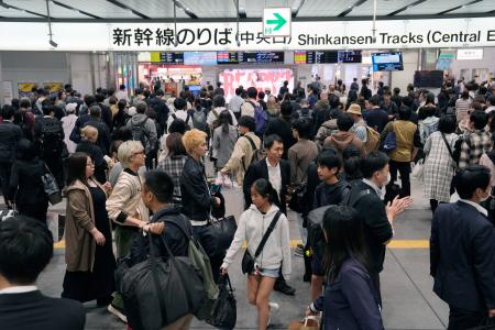 　混雑するＪＲ新大阪駅。停電の影響で東海道新幹線の一部列車が運転見合わせとなった＝３０日午後６時５３分