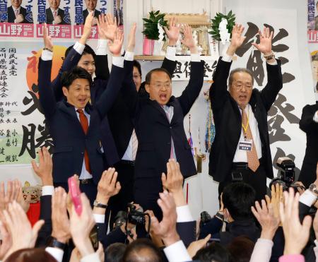 　石川県知事選で初当選を決め、万歳する山野之義氏（中央）＝８日深夜、金沢市