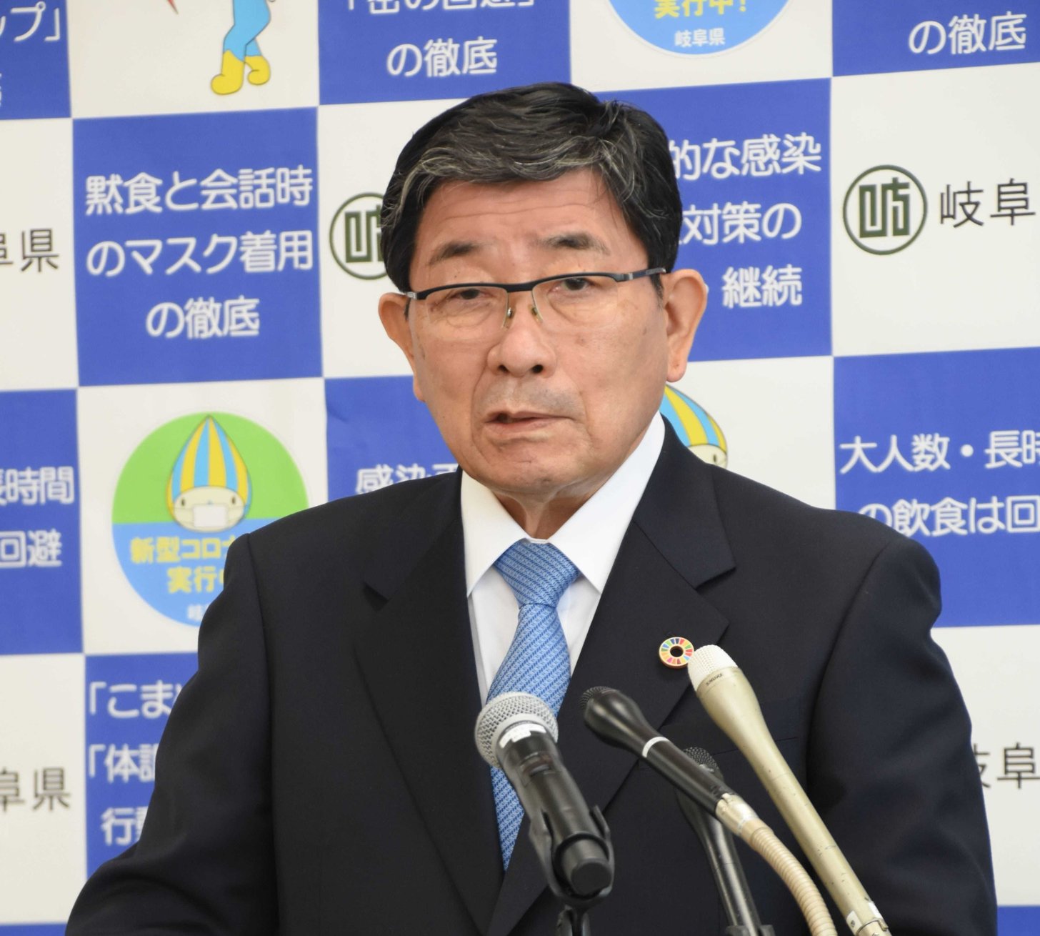 記者会見で、岐阜県内の感染状況について説明する古田肇知事＝１日午後、県庁
