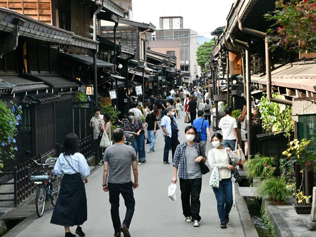 多くの観光客でにぎわう古い町並み＝２日午後３時８分、高山市上三之町
