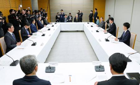 　農林水産物や食品の輸出拡大策を議論する関係閣僚会議＝１３日午後、首相官邸