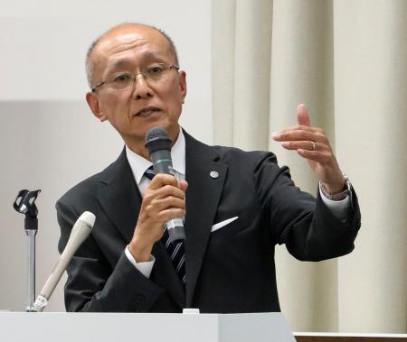 　滋賀県草津市で講演する高羽悟さん＝２５日午前
