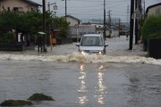 冠水した道路を走る車＝岐阜県池田町