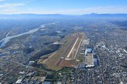 各務原市中心部に位置する航空自衛隊岐阜基地＝２０２０年１１月、各務原市（本社契約ヘリから撮影）