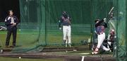 　打撃練習する森下。左端は松井秀喜さん＝宮崎