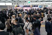　混雑するＪＲ新大阪駅。停電の影響で東海道新幹線の一部列車が運転見合わせとなった＝３０日午後６時５３分