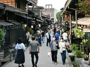 多くの観光客でにぎわう古い町並み＝２日午後３時８分、高山市上三之町