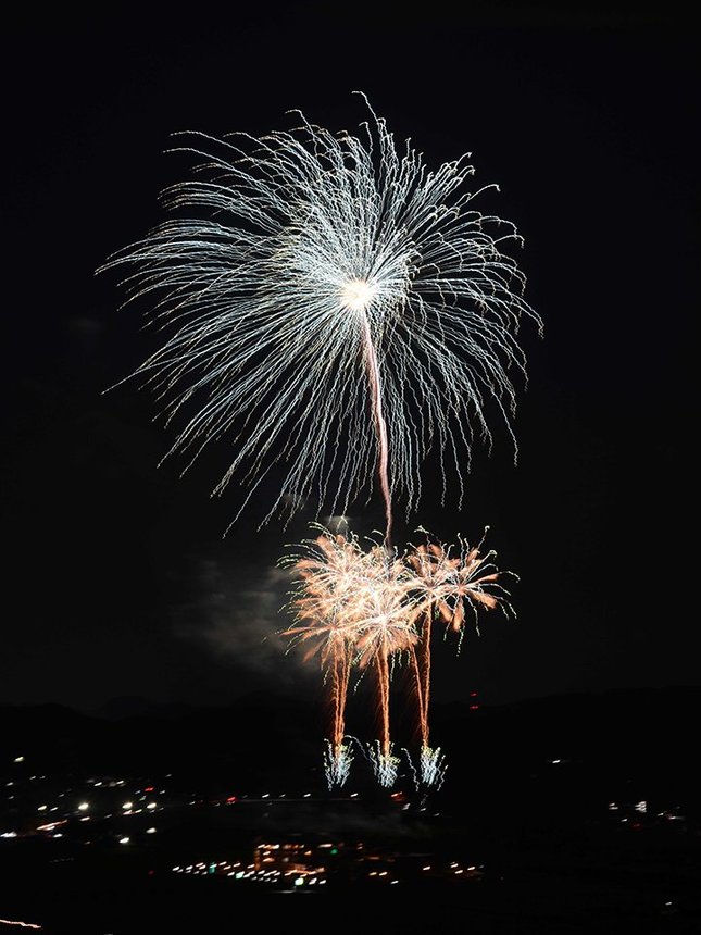夏の夜空を彩る花火＝美濃市内