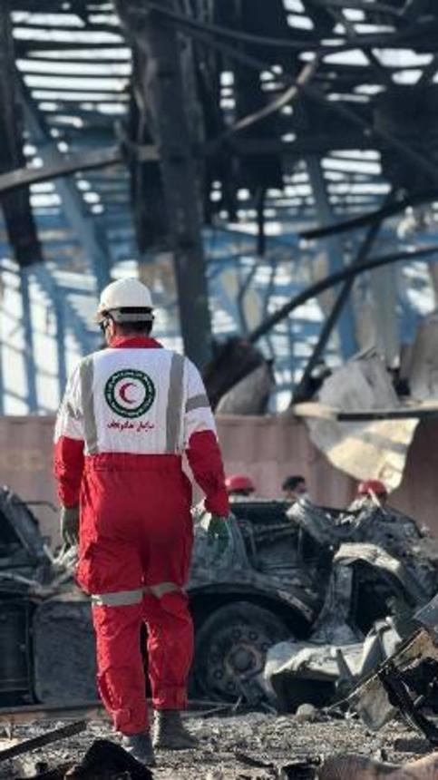 　２８日、イラン南部ホルムズガン州の港で、大規模爆発の救援に当たるイラン赤新月社のメンバー（イラン赤新月社提供・ゲッティ＝共同）