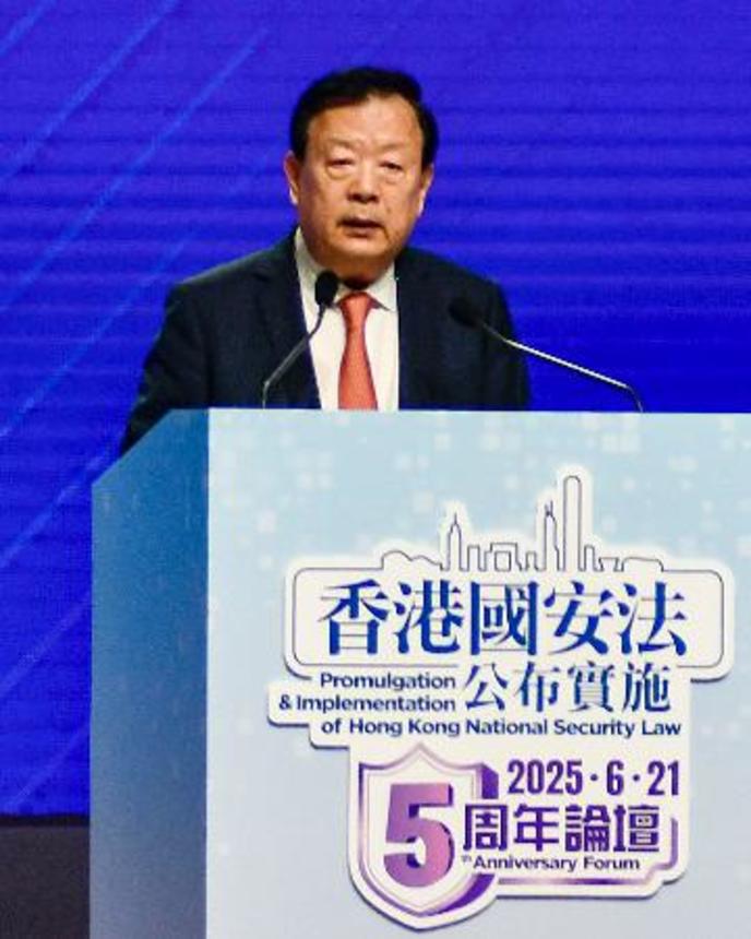 　香港国家安全維持法の施行５年を記念するフォーラムで、演説する中国政府香港マカオ事務弁公室の夏宝竜主任＝２１日、香港（共同）