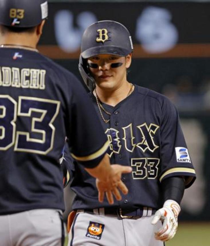 　８回、この試合３安打目となる中前打を放ちコーチとタッチするオリックス・杉沢＝みずほペイペイドーム