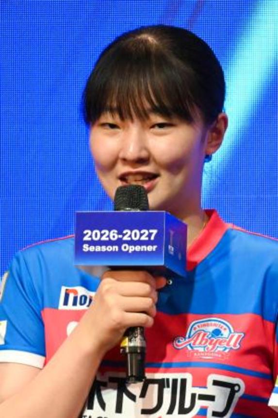 　Ｔリーグの開幕前日記者会見で質問に答える神奈川の張本美和＝２４日、台北市（共同）