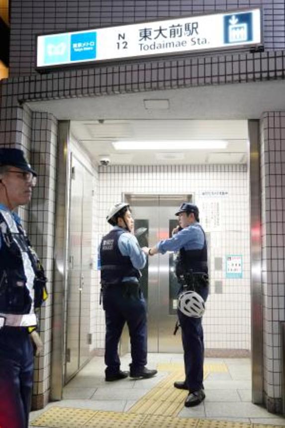 　東京メトロ南北線東大前駅の出入り口付近に集まる警察官＝７日午後８時３分、東京都文京区