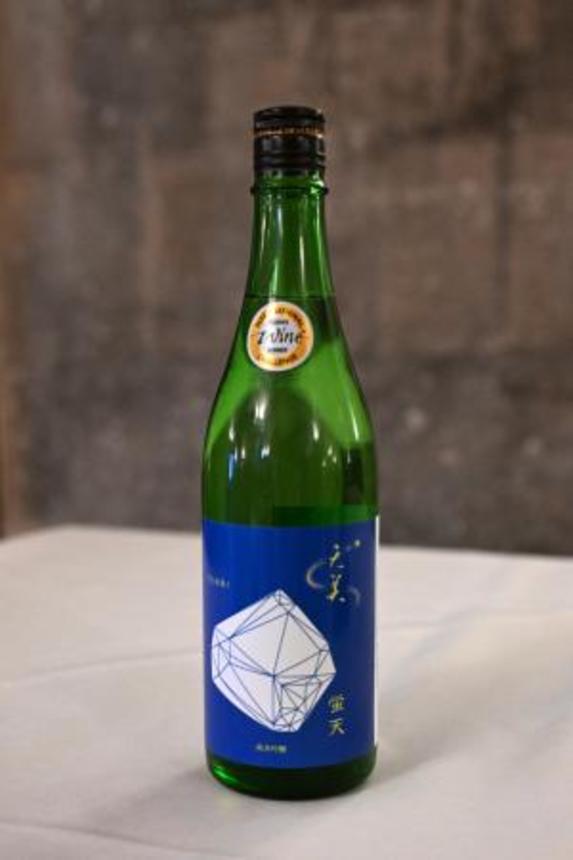 　インターナショナル・ワイン・チャレンジ（ＩＷＣ）日本酒部門の最優秀賞に選ばれた長州酒造の「天美純米吟醸　蛍天」＝８日、ロンドン（共同）