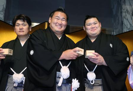 　横綱昇進披露パーティーで大の里（右）と写真に納まる豊昇龍。左は立浪親方＝２２日、東京都内（代表撮影）