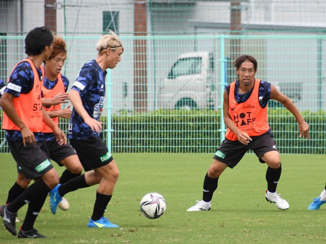ＹＳ横浜戦に向け調整する本田（右端）らＦＣ岐阜イレブン＝８月３１日、岐阜市内