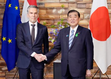 　会談を前に、オランダのスホーフ首相（左）と握手する石破首相＝２１日午後、首相官邸