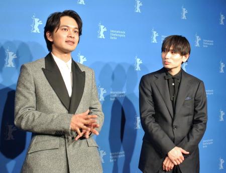 　ベルリン国際映画祭で映画「しびれ」の公式上映後に報道陣の取材に応じる北村匠海さん（左）と内山拓也監督＝１６日未明、ベルリン（共同）