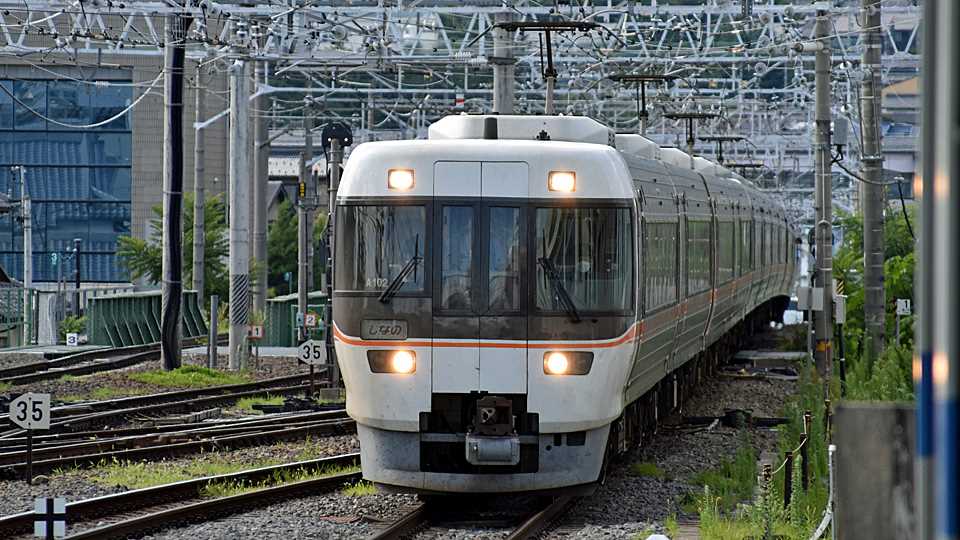 現行の３８３系特急「しなの」＝２０２２年７月、長野県松本市内