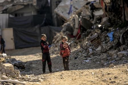 　ガザ北部ガザ市で暮らすパレスチナ人の子どもたち＝２０２５年１２月（ゲッティ＝共同）